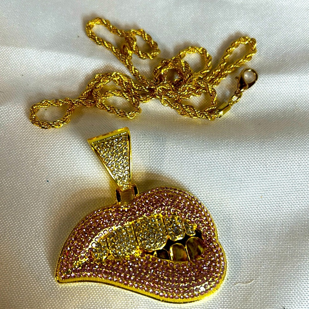 Lips Necklace. Gold Tone 24” Rope Chain. Clear Rhinestone/Gold Teeth. NWT